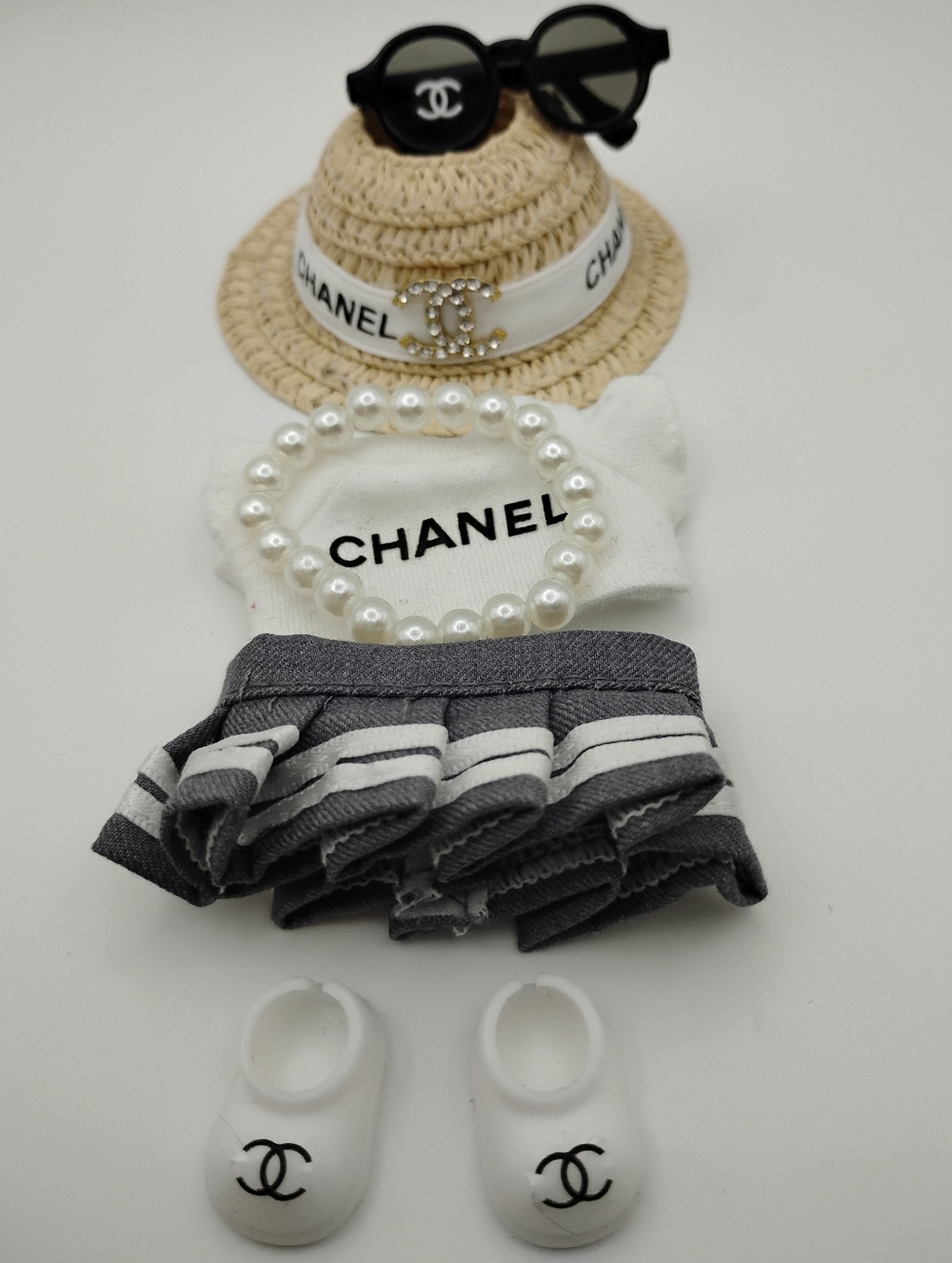 Labubu Pin For Love Outfit With Hat, Necklace, Glasses, & Necklace Brand New - Picture 3 of 3